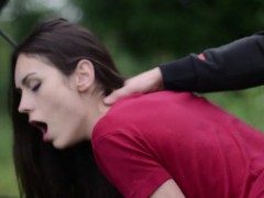 teen-arwen-gold-loves-blowjob-and-doggystyle-outdoors