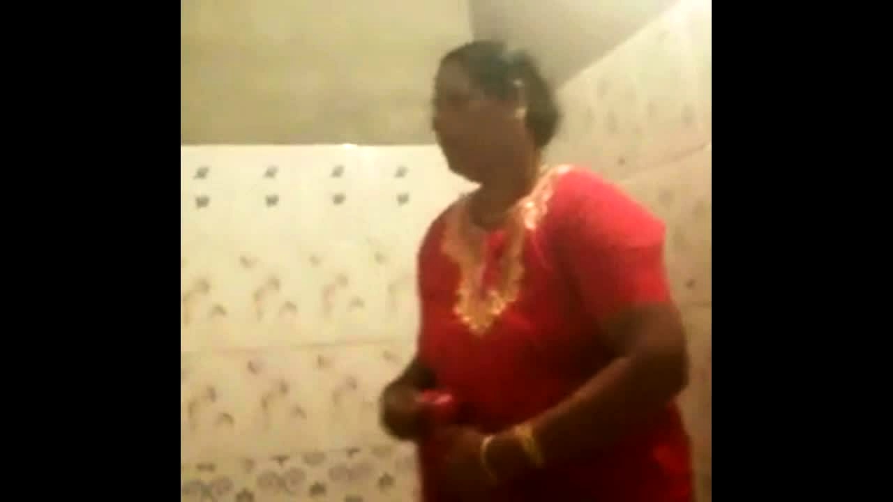 Desi Aunt Spied On Washing Her Chubby Body at DrTuber